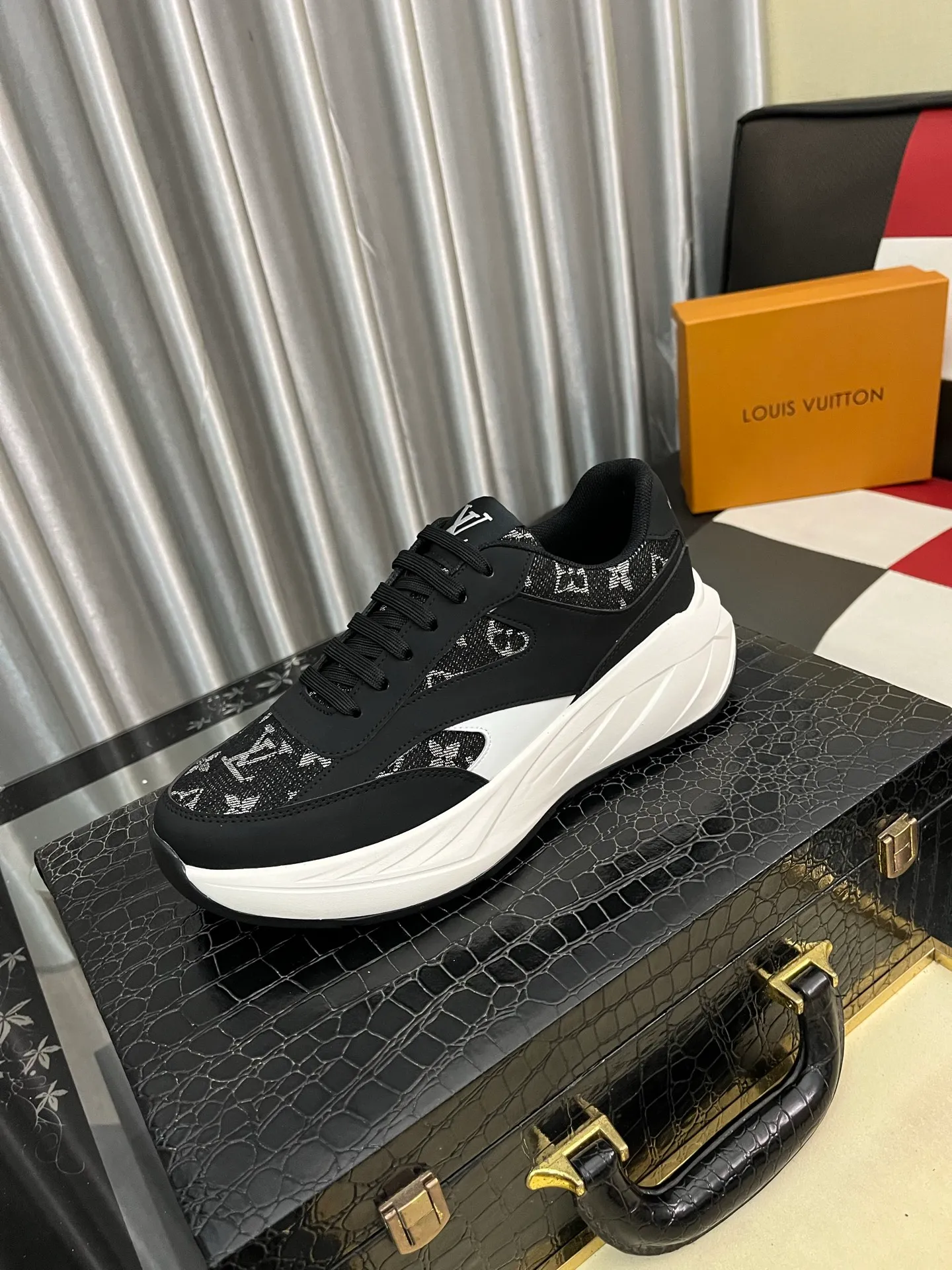 Men's shoes💰438⌚️⌚️《Louis vuitton/LV Louis Vuitton》original quality.~ Unique modern style sneakers. 🏃A must-have casual shoe for trendy men😍😍 Original brand imported from Italy, imported original leather, cowhide lining (refuses to discolor and grind feet) sole: original sole provided by the original factory, French lazy style design ⚠️Fit to the feet, original quality, super comfortable original sole. Code number: 38-442️⃣Colors available